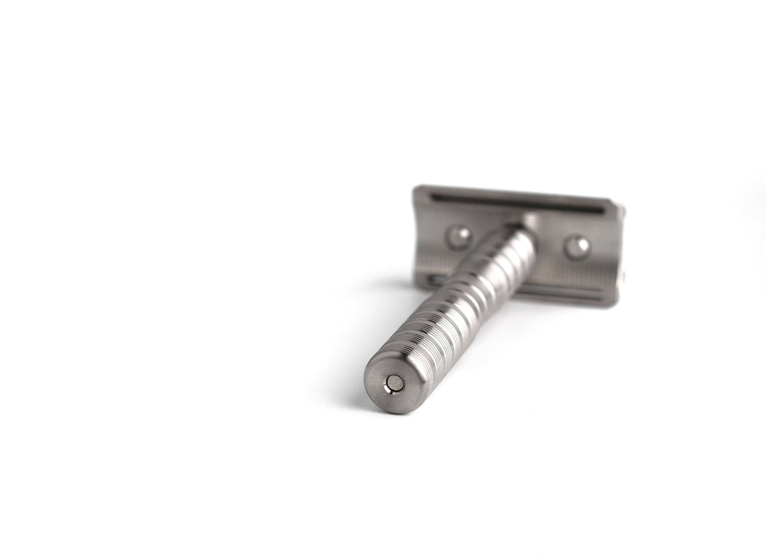 stainless steel safety razor with magnet in handle